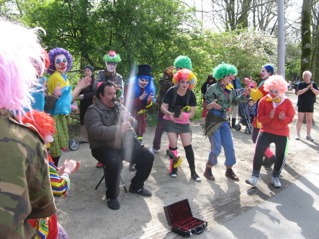 Sunday, April 10th 2011: final day of the basic training by trainer General Confusion. An excellent opportunity to practise spontaneous play in Amsterdam's Vondelpark.