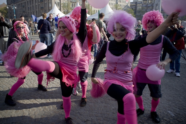 Pink cheerleaders at a police recruitment event at the Dam Square in Amsterdam 2008-11-11, Photo: Gabriel Eisenmeier